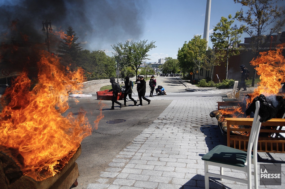 1553357-feu-ete-allume-barricade-fortune