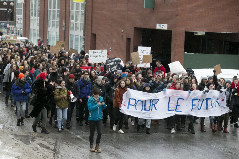 1613735-quelque-200-eleves-secondaire-manifeste