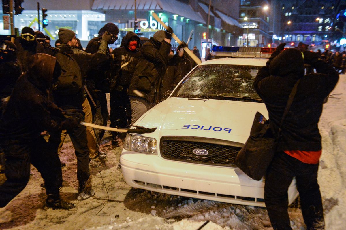 March 15 in Montreal: police attacked, kettle broken