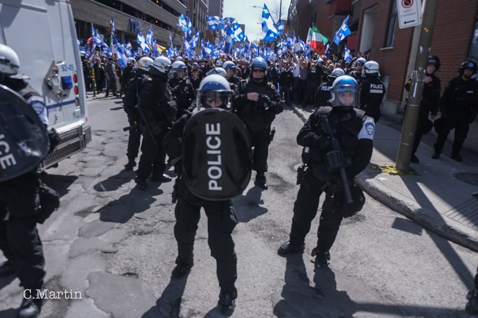 “Blue Wave” hits a wall in Montreal : antifascists force a nationalist identitarian demonstration to hide (yet again) behind the police