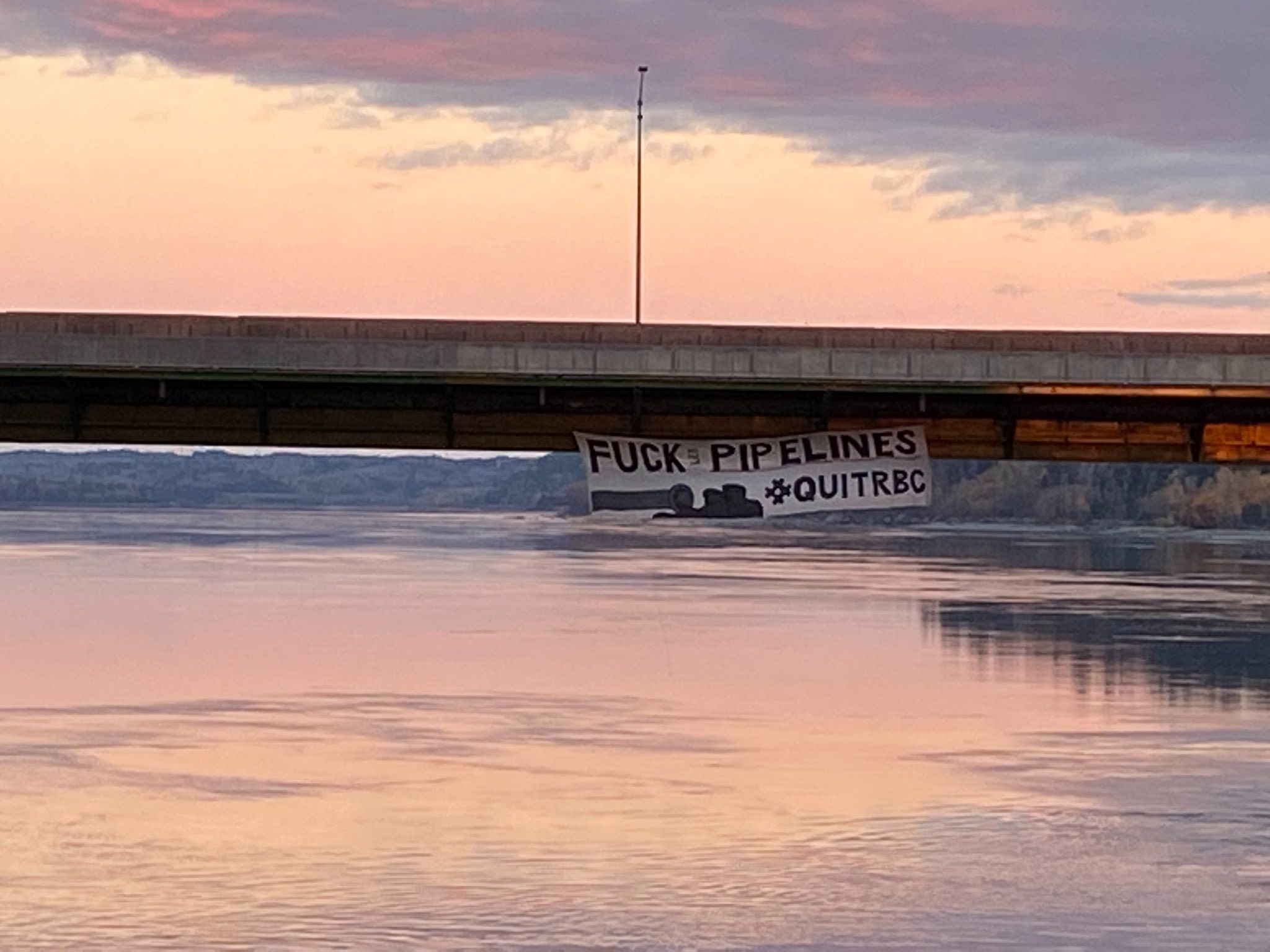 Chicoutimi: Banner Drop in Support of the Pipeline Blockade in Montréal-Est